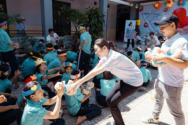 Hình ảnh tượng trưng cho việc bảo vệ trẻ em khỏi cờ bạc trực tuyến