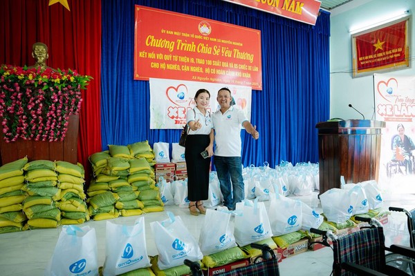 Hình ảnh tượng trưng cho việc tìm kiếm sự giúp đỡ và hỗ trợ, một người đang nhìn vào một biểu tượng hỗ trợ, thể hiện sự đồng cảm và khả năng tìm kiếm giải pháp.