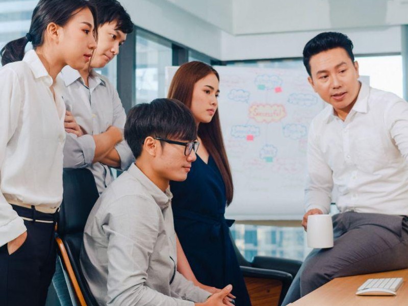 Hình ảnh minh họa các chiến lược kiểm soát bản thân và cá cược có trách nhiệm, với biểu đồ quản lý và đồng hồ thời gian.