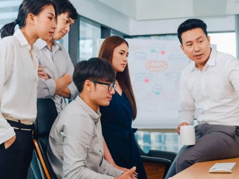 Hình ảnh minh họa các chiến lược kiểm soát bản thân và cá cược có trách nhiệm, với biểu đồ quản lý và đồng hồ thời gian.