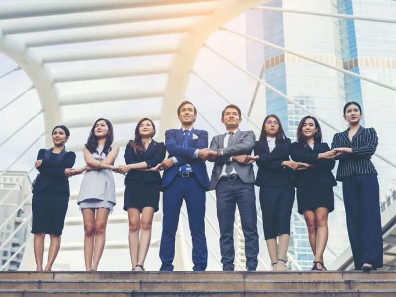 Hình ảnh một người đang ghi chép vào sổ nhật ký, biểu thị việc rèn luyện tâm lý và kỷ luật trong cá cược.