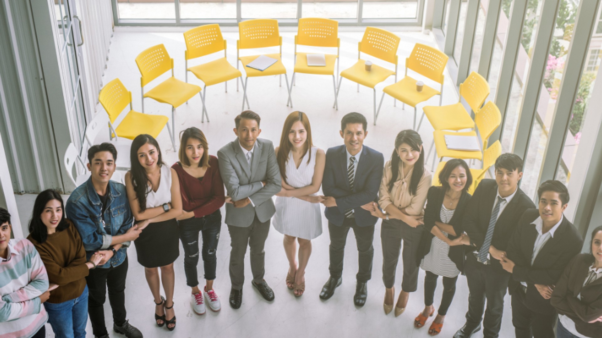 Hình ảnh đại diện cho cờ bạc có trách nhiệm, với các yếu tố như đồng hồ, biểu đồ tài chính, và biểu tượng cân bằng, thể hiện sự kiểm soát và quản lý thông minh.