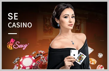 Dealer đang lắc xúc xắc trong trò Sic Bo trực tuyến tại Thabet